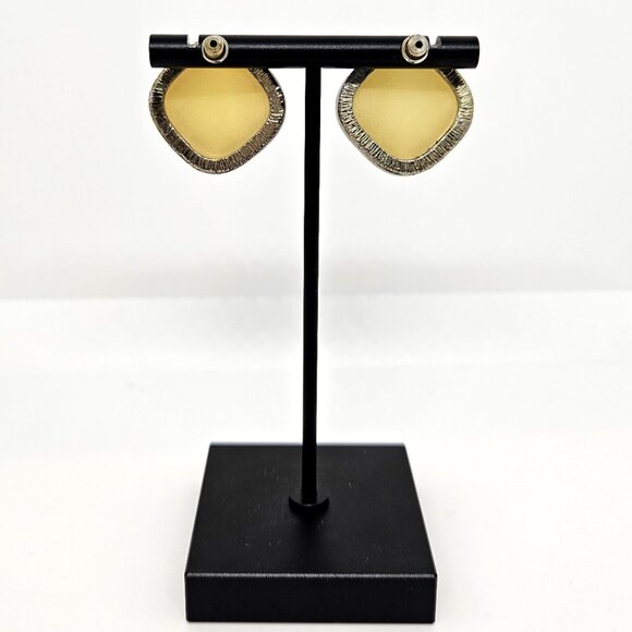 Vintage Square Golden Stud Earrings - Picture 5 of 6